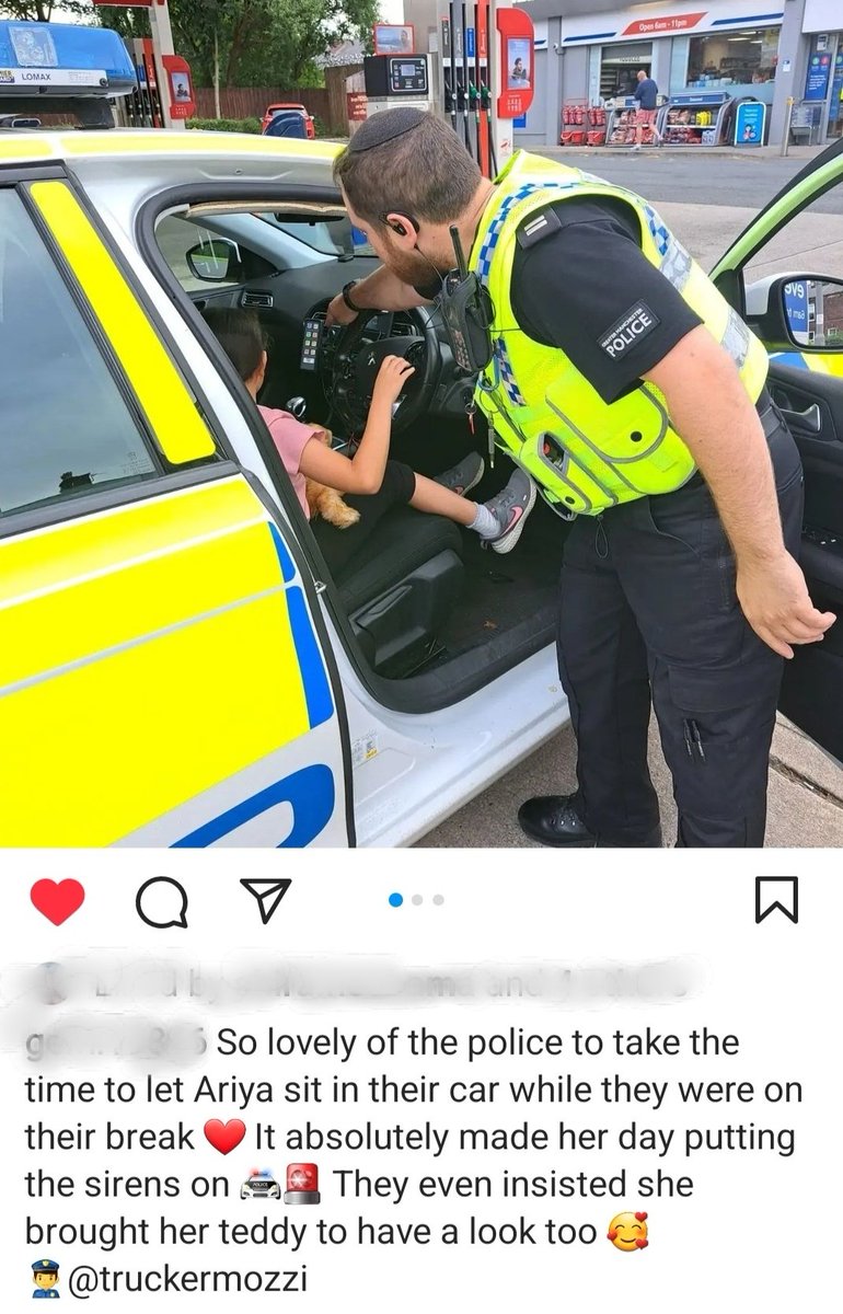 TruckerMozzi's tweet photo. "So lovely of the police to take the time to let Ariya sit in their police care while they were on their break ❤" 

"It absolutely made her day putting the sirens on🚔🚨 they even insisted she brought her teddy to have a look🥰 👮🏻‍♂️@truckermozzi" #FridayPatrol https://t.co/lijEISmviU