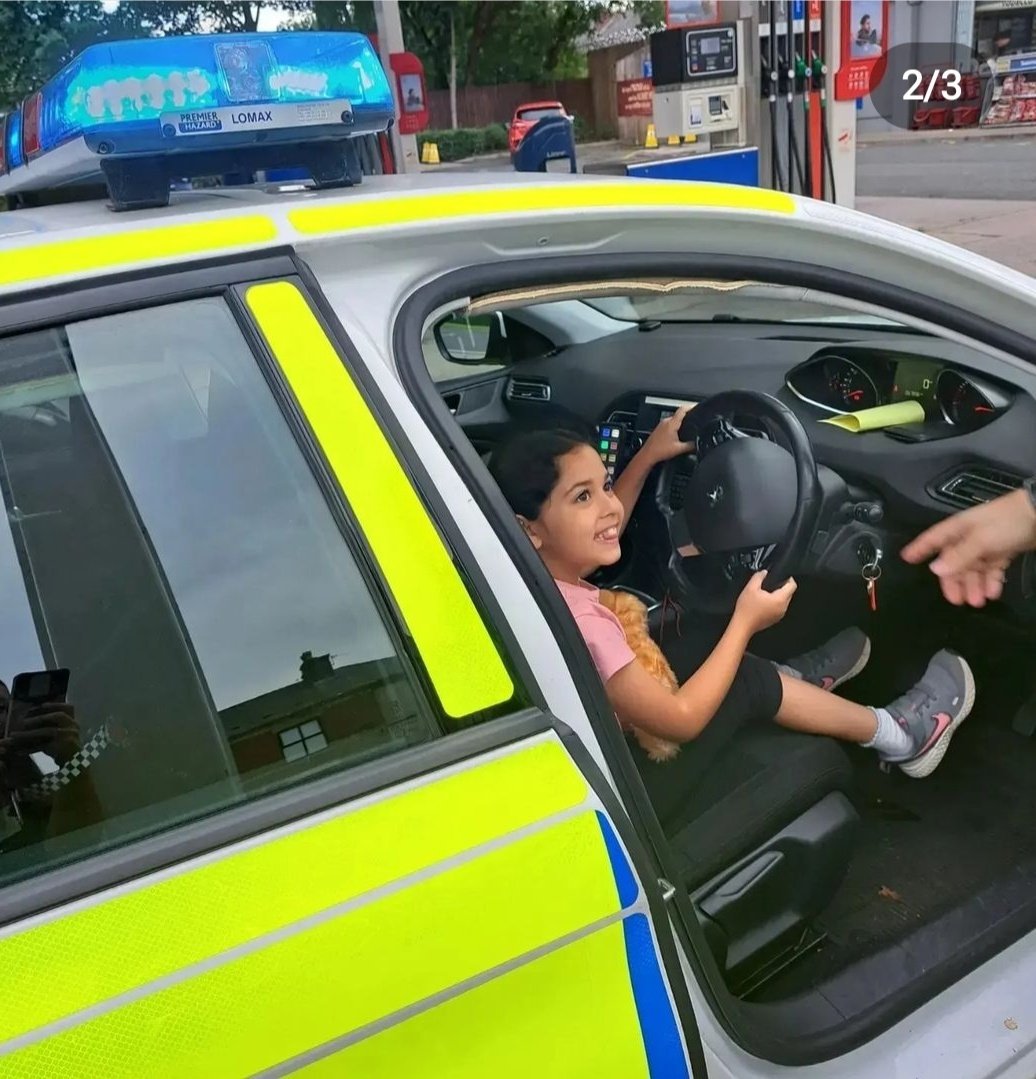TruckerMozzi's tweet photo. "So lovely of the police to take the time to let Ariya sit in their police care while they were on their break ❤" 

"It absolutely made her day putting the sirens on🚔🚨 they even insisted she brought her teddy to have a look🥰 👮🏻‍♂️@truckermozzi" #FridayPatrol https://t.co/lijEISmviU