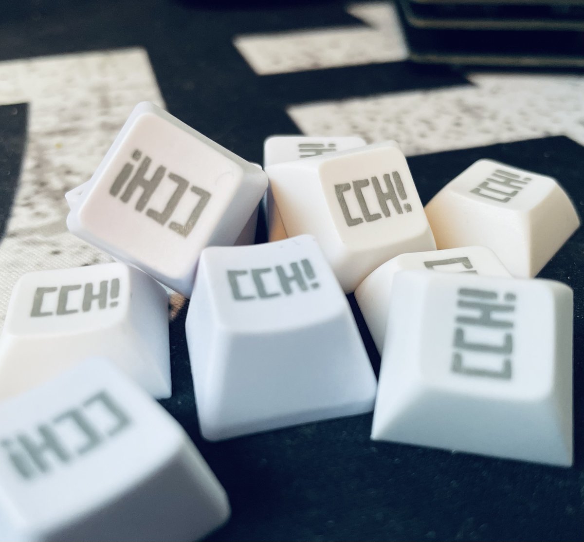 Am Montag gibts das #CCHJeopardy Live Finale! Wird also Zeit mal zu verraten um was es hier überhaupt geht. Den Anfang machen die kleinen Süssen hier. Die bekommt jeder der 10 Nerds die sich den Fragen gestellt haben!
Danke <a href="/keycapsss/">Keycapsss</a>  💜 … aber es gibt noch mehr ☺️
