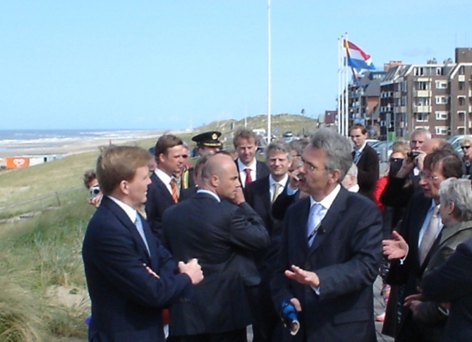 Shell is niet alleen de grootste, maar was – samen met Nuon – ook de eerste. In de jaren negentig nam het kabinet het initiatief voor de sprong naar zee. In 2001 dienden Shell en Nuon hun plan in. In 2007 opende kroonprins Willem-Alexander het eerste offshore windpark.