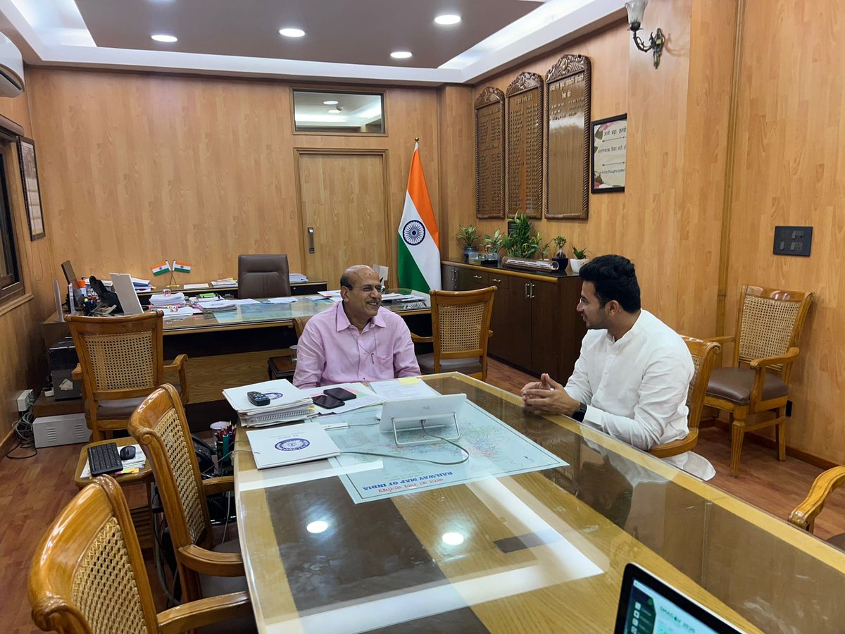 Tejasvi_Surya's tweet image. Met Sri VK Tripathi, Chairman of Railway Board in Delhi today.

Had a detailed discussion regarding work on Bengaluru Suburban Railway Project.

Also urged for a full-time appointment of MD for K-Ride as early as possible.

#BengaluruUrbanMobility