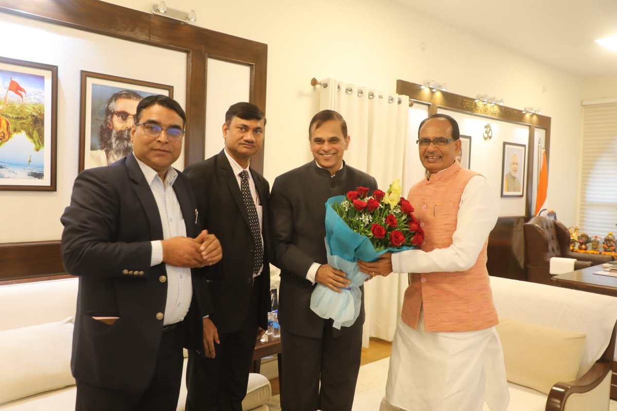 आज भोपाल में मध्य प्रदेश के मुख्यमंत्री माननीय श्री <a href="/ChouhanShivraj/">Shivraj Singh Chouhan</a> जी से मुख्यमंत्री आवास पर सौजन्य भेंट की।