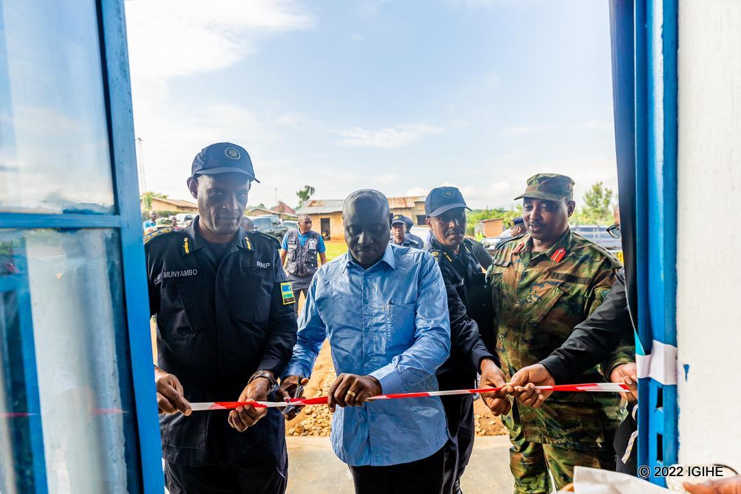 IGIHE's tweet photo. Kuri uyu wa Gatanu tariki ya 16 Ukubozi 2022, mu bice bitandukanye by'igihugu hari gusozwa Ukwezi kwahariwe ibikorwa bya Polisi, hatahwa ibikorwa bitandukanye birimo inzu zubakiwe abatishoboye, amarerero n’amatungo yatanzwe. https://t.co/B4UaralP3n
