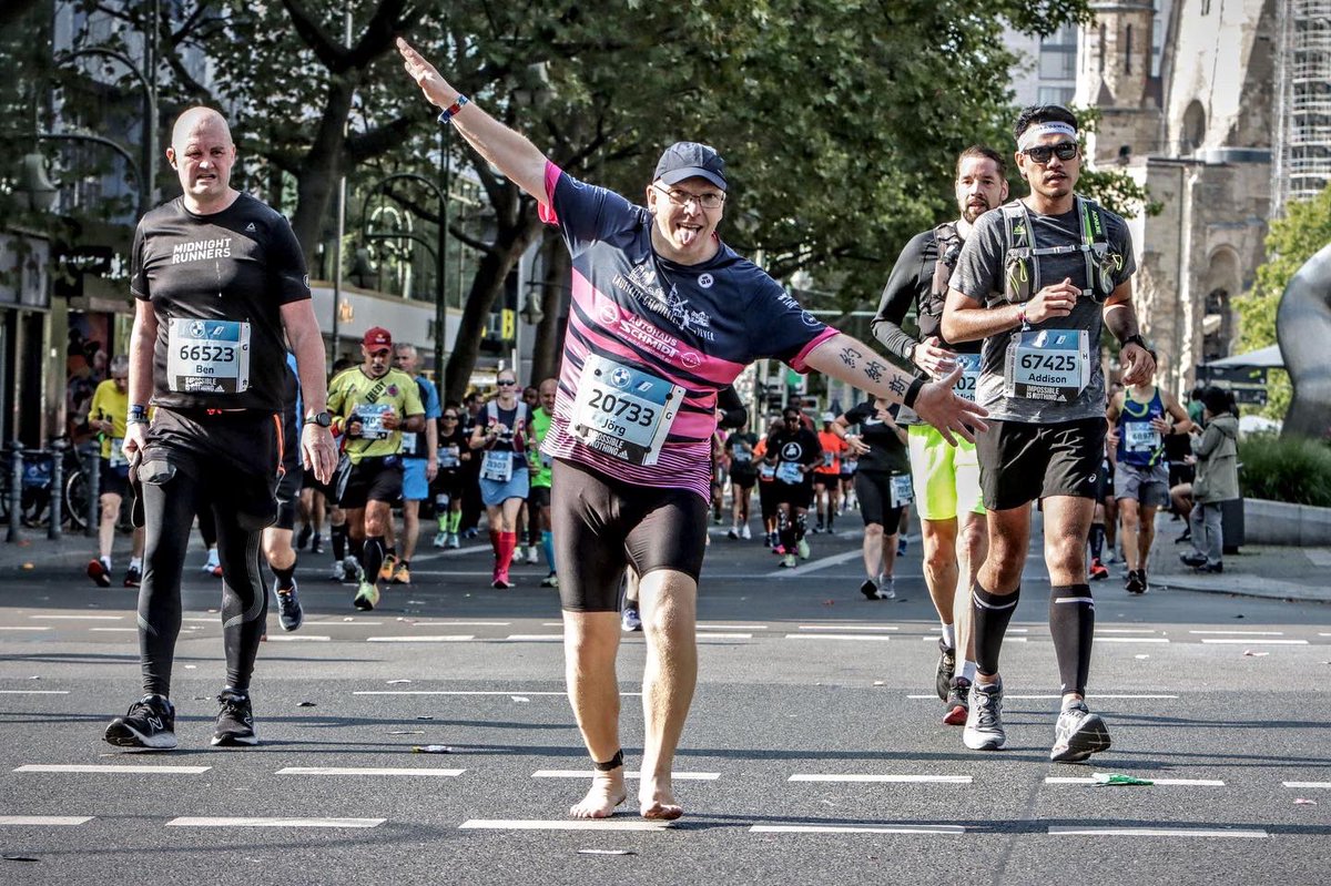 running_jever's tweet photo. Mein #Barfuß #Berlin #Marathon in vier Bildern. Es war fantastisch. 😃 https://t.co/8e3U1wah1H