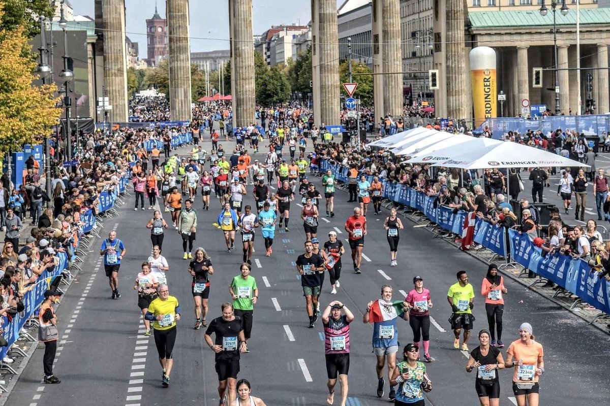 running_jever's tweet photo. Mein #Barfuß #Berlin #Marathon in vier Bildern. Es war fantastisch. 😃 https://t.co/8e3U1wah1H