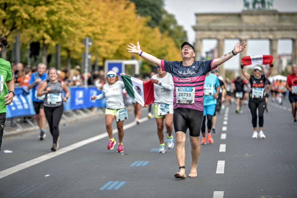 running_jever's tweet photo. Mein #Barfuß #Berlin #Marathon in vier Bildern. Es war fantastisch. 😃 https://t.co/8e3U1wah1H