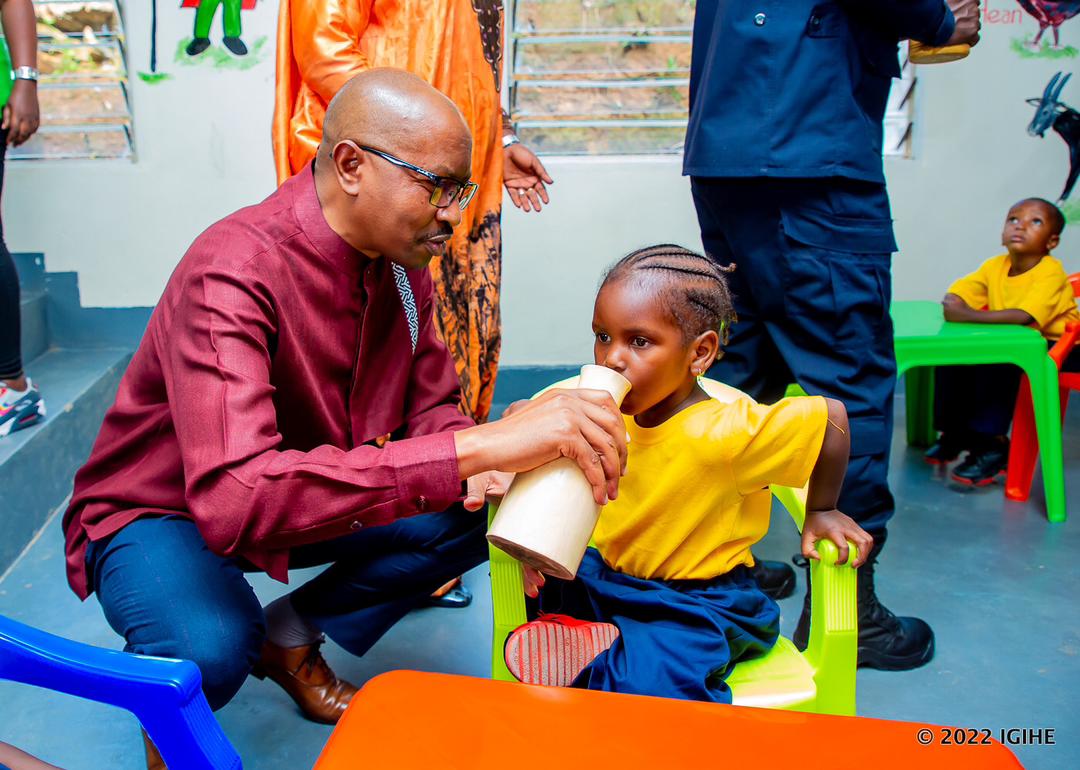 IGIHE's tweet photo. Mu Mujyi wa Kigali, iki gikorwa cyabereye mu Karere ka Nyarugenge, ahubatswe ibikorwa remezo birimo inzu z’abatishoboye, amarerero n'amashanyarazi yegerejwe abaturage. https://t.co/gmHMRiNHaB