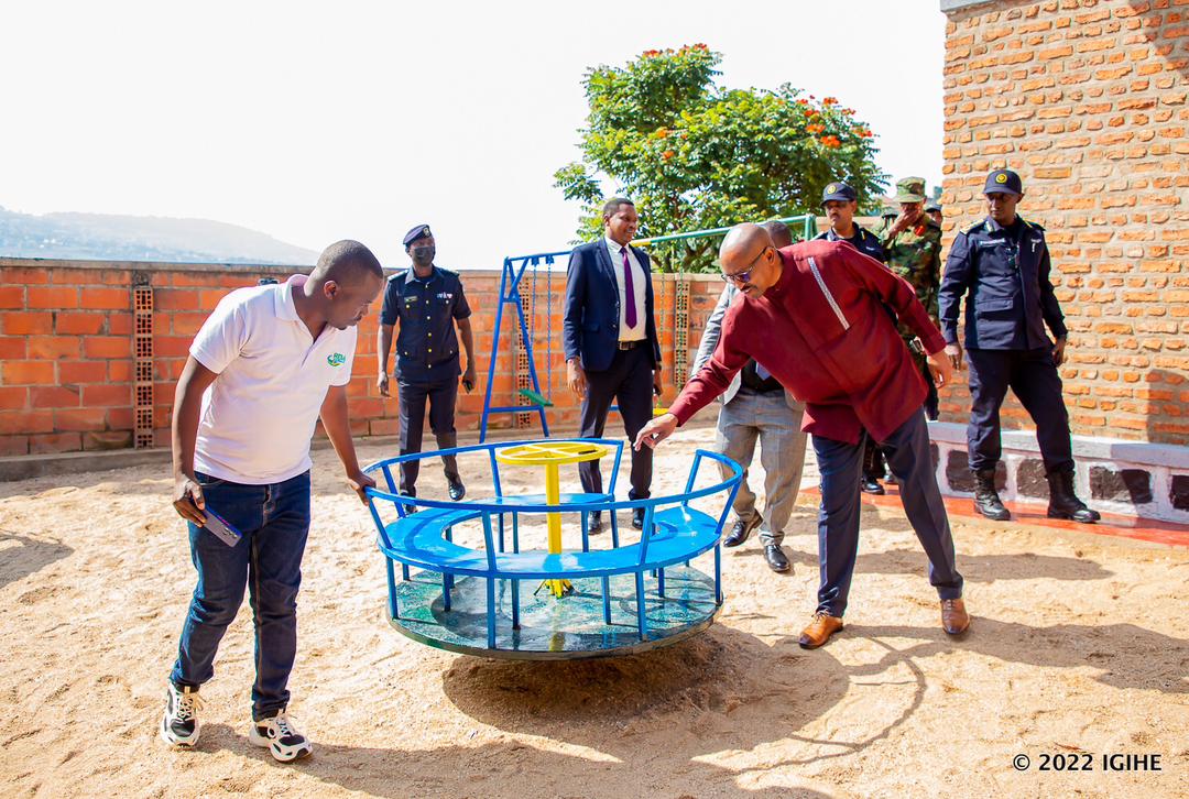 IGIHE's tweet photo. Mu Mujyi wa Kigali, iki gikorwa cyabereye mu Karere ka Nyarugenge, ahubatswe ibikorwa remezo birimo inzu z’abatishoboye, amarerero n'amashanyarazi yegerejwe abaturage. https://t.co/gmHMRiNHaB