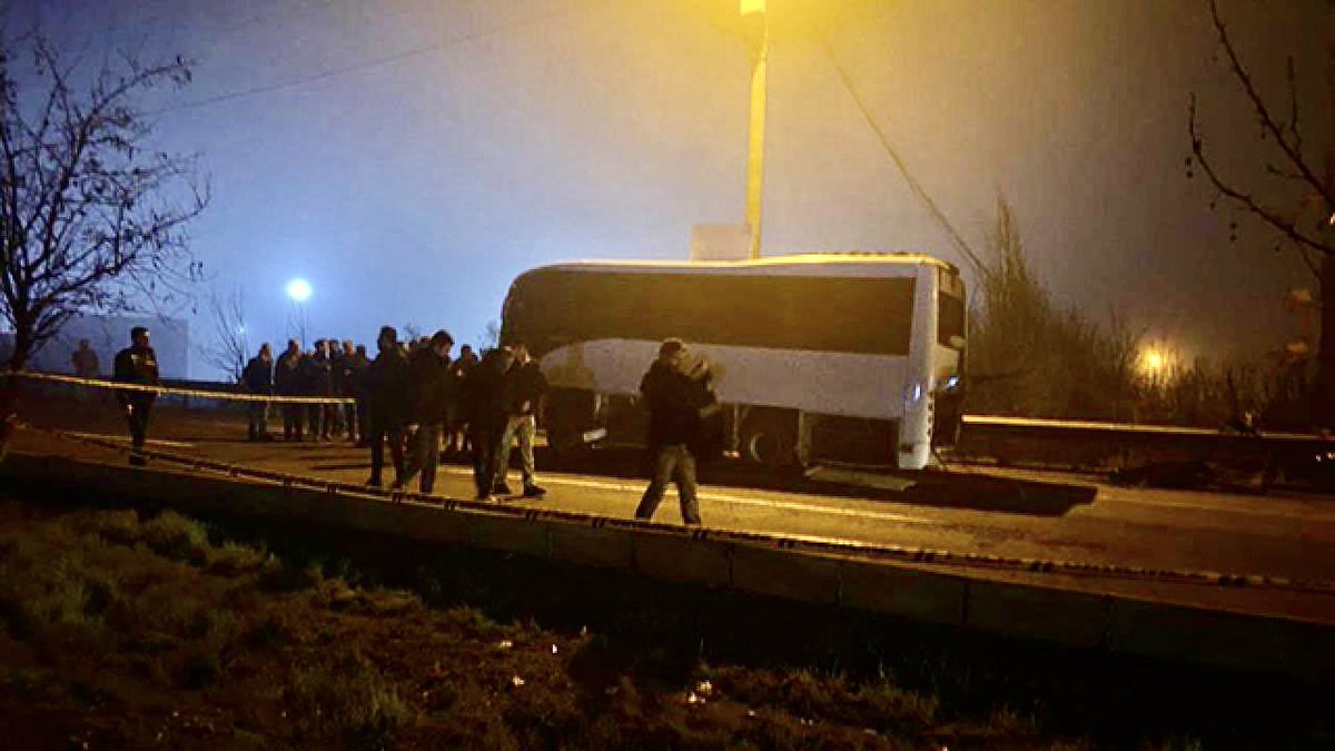 ReyhanSait's tweet photo. KAHPE PUSU!

#Diyarbakır'da Polis servis aracının geçişi sırasında yol kenarında park halinde bulunan bomba yüklü bir aracın patlatılması sonucu 8 Polisimiz yaralandı.

Geçmiş olsun Yiğitler! https://t.co/cA7DGY4KX7