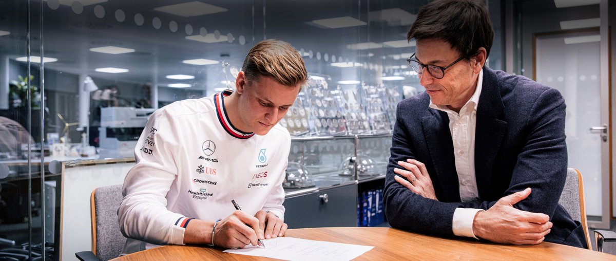 decisiondigi's tweet photo. Oficial: Mick sigue los pasos de su padre y abandona ferrari para irse a Mercedes. A partir del 2023 será piloto reserva tras Hamilton y George Russell.

https://t.co/5a7CuafvPL https://t.co/bmc1fIL3wL