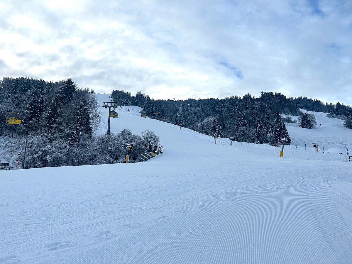 HauserKaibling's tweet image. 🤩 Der weiße Teppich ist ausgerollt 🤩

Die Talabfahrt ist bereit &amp;amp; die Vorfreude steigt - ab MORGEN, 17. Dezember könnt ihr eure Schwünge bis ins Tal ziehen! ⛷️ 

Ebenso ist ab MORGEN die 4-Berge-Skischaukel 🏔️🏔️🏔️🏔️ für euch geöffnet!
hauser-kaibling.at