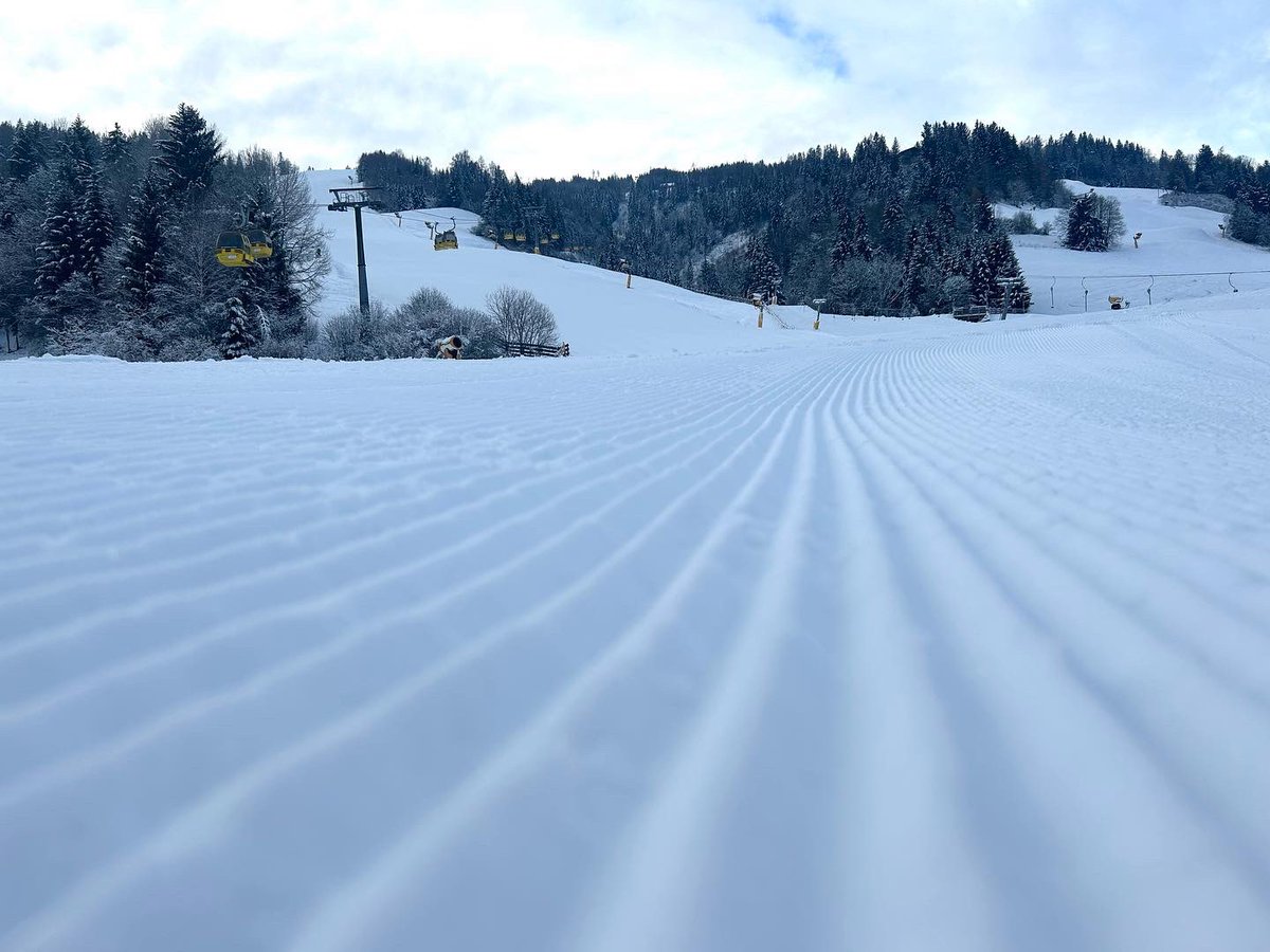 HauserKaibling's tweet image. 🤩 Der weiße Teppich ist ausgerollt 🤩

Die Talabfahrt ist bereit &amp;amp; die Vorfreude steigt - ab MORGEN, 17. Dezember könnt ihr eure Schwünge bis ins Tal ziehen! ⛷️ 

Ebenso ist ab MORGEN die 4-Berge-Skischaukel 🏔️🏔️🏔️🏔️ für euch geöffnet!
hauser-kaibling.at