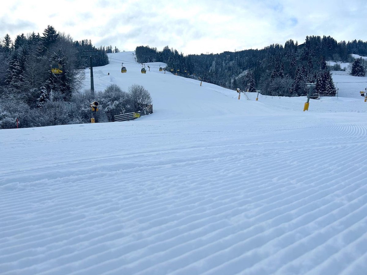 HauserKaibling's tweet image. 🤩 Der weiße Teppich ist ausgerollt 🤩

Die Talabfahrt ist bereit &amp;amp; die Vorfreude steigt - ab MORGEN, 17. Dezember könnt ihr eure Schwünge bis ins Tal ziehen! ⛷️ 

Ebenso ist ab MORGEN die 4-Berge-Skischaukel 🏔️🏔️🏔️🏔️ für euch geöffnet!
hauser-kaibling.at