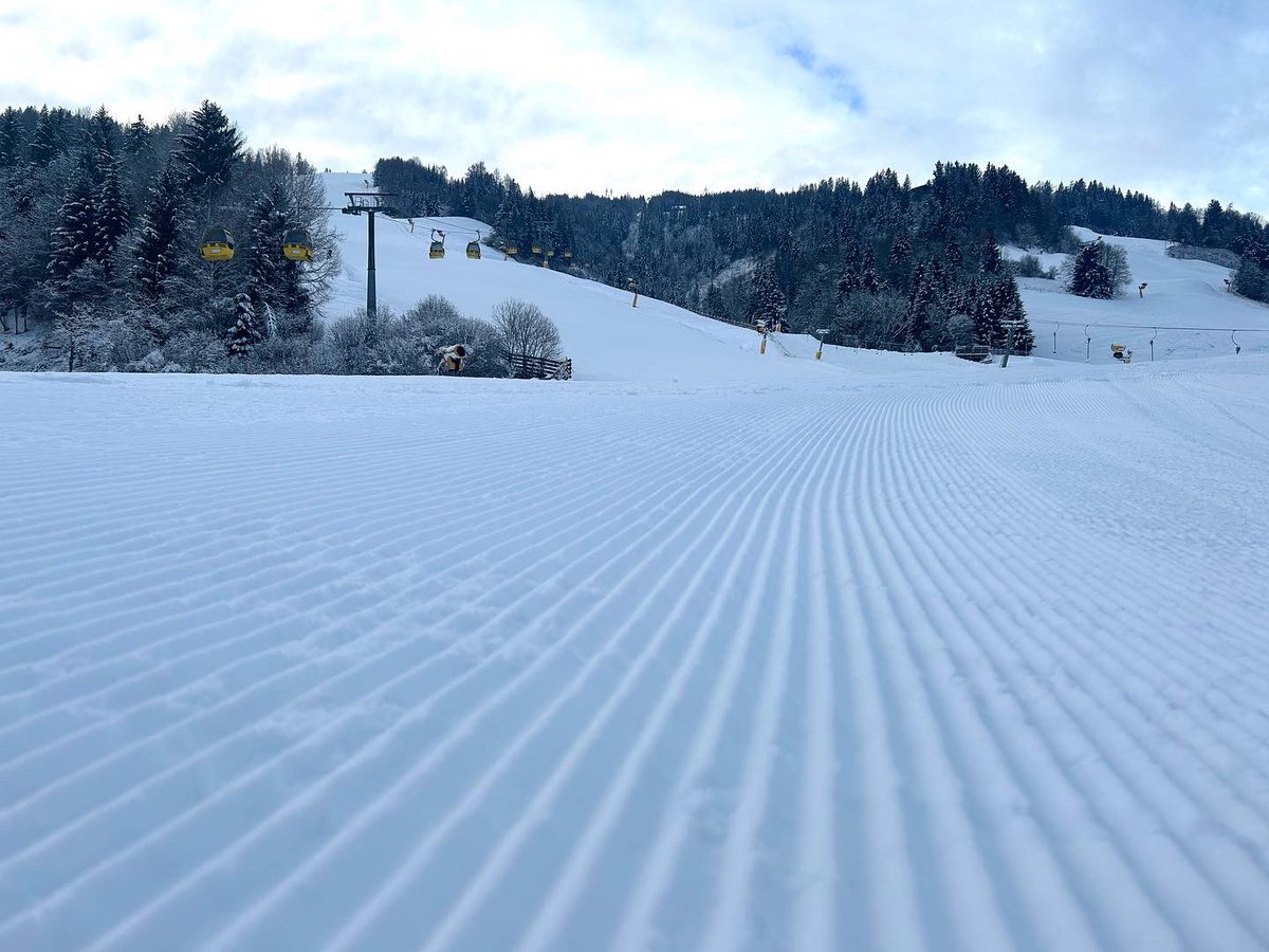 HauserKaibling's tweet image. 🤩 Der weiße Teppich ist ausgerollt 🤩

Die Talabfahrt ist bereit &amp;amp; die Vorfreude steigt - ab MORGEN, 17. Dezember könnt ihr eure Schwünge bis ins Tal ziehen! ⛷️ 

Ebenso ist ab MORGEN die 4-Berge-Skischaukel 🏔️🏔️🏔️🏔️ für euch geöffnet!
hauser-kaibling.at