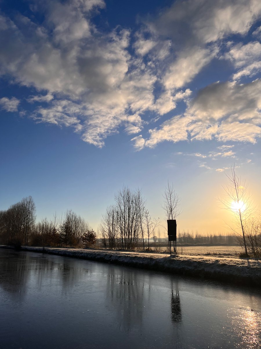amybrgr's tweet photo. Moerbeke-Waas, 09:47 #vrtweer https://t.co/HRnXP4pcyD