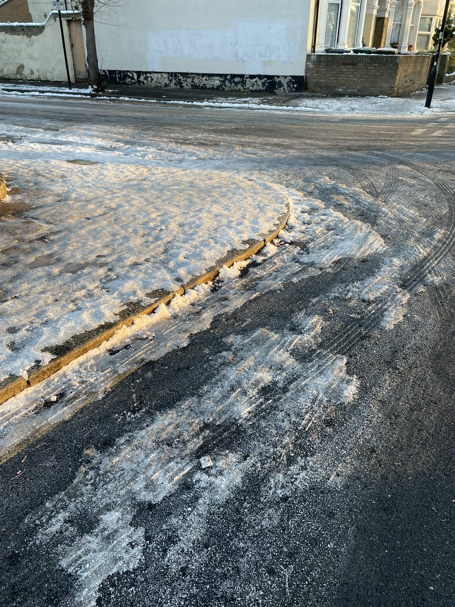 jorobinson's tweet photo. @NewhamLondon Also - I’d say roads and pavements around schools should be prioritised. This is by park primary where all parents are forced to walk in the road (again) and even the roads aren’t gritted https://t.co/xxQvQoupQo
