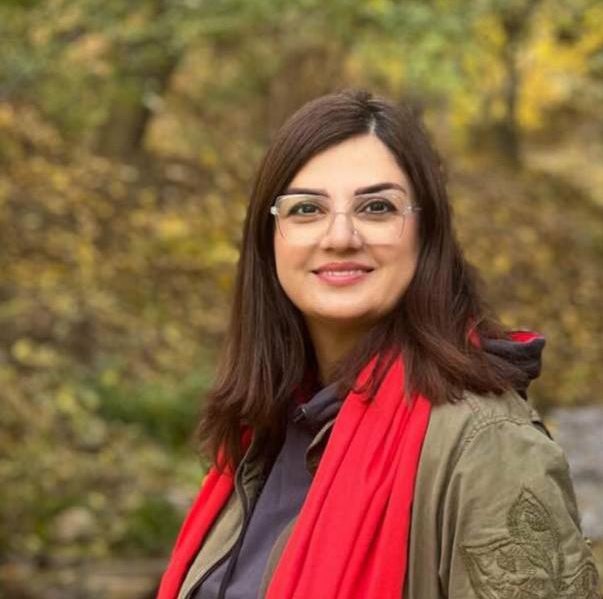 esmaeils1169's tweet photo. دو روزه که #وحیده_خانپور به‌دست مزدوران اطلاعات تبریز ربوده شده. بچه‌های دانشگاه هنر تهران همیشه از رشادت شادروان #حمید_خانپور برادر وحیده می‌گفتند. ۸۸ همیشه صف اول بود، بارها جلوی بسیجی‌های وحشی ایستاد، کتک خورد و تو بازداشت حسابی شکنجه‌ شد. حالا وحیده رو گرفتند...
#مهسا_امینی https://t.co/W2jJijo8xK