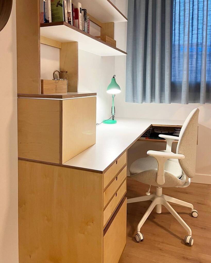 Nuestra cliente nos mandó unos fotos del escritorio-costurero que instalamos hace pocas semanas. Nos dice que está encantada porque hemos dado con el equilibrio perfecto para sus necesidades de trabajo, ocio y almacenamiento en un rincón del dormitorio. … instagr.am/p/CmOLFVMjab7/