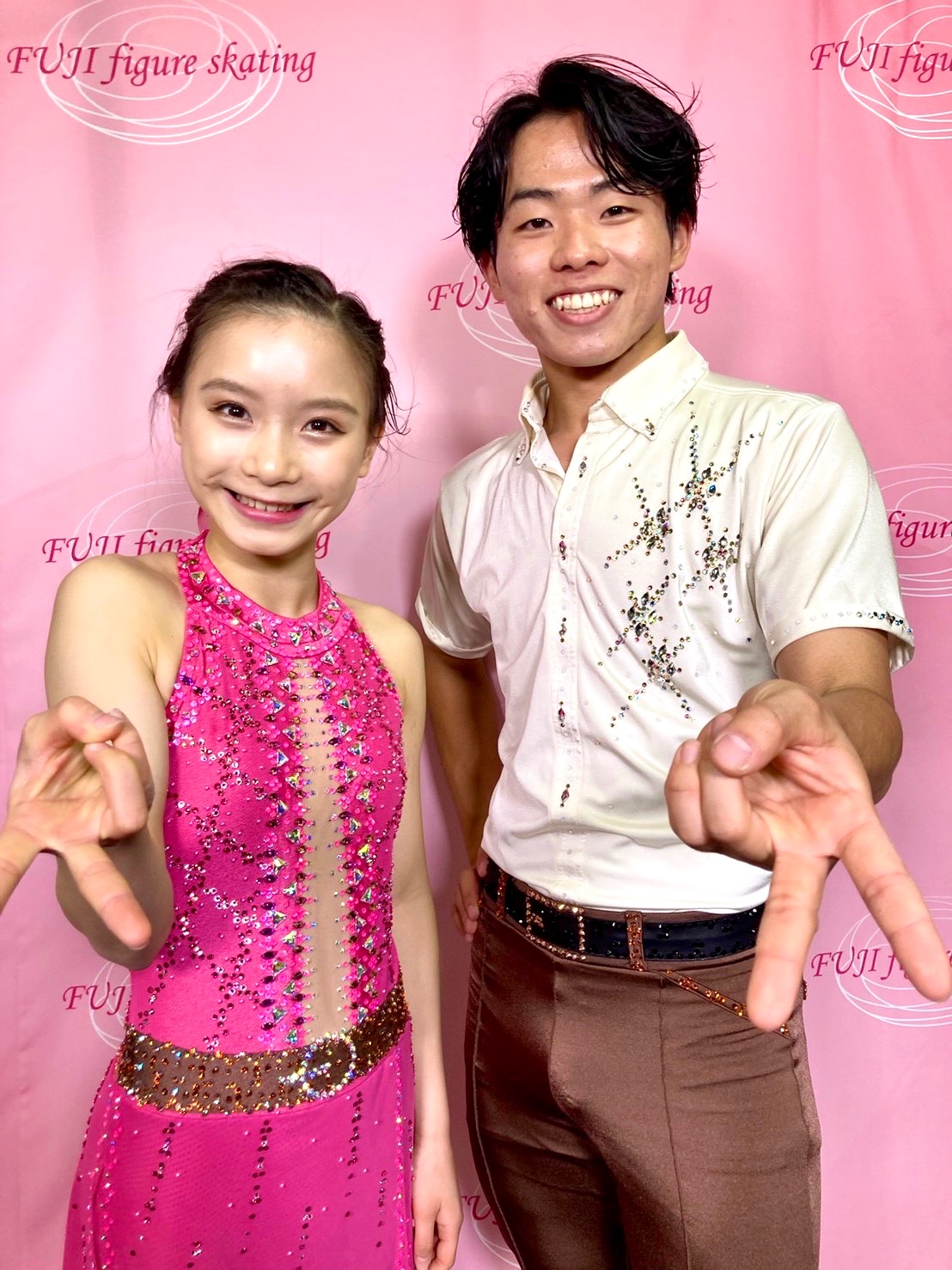 公式】フジテレビスケート on X: 全日本まであと6日❄️ペアNo.1 💃村上 遥奈(むらかみ はるな)14歳✨ 🕺森口 澄士(もりぐち  すみただ)20歳✨ ／ともに木下アカデミー 2人とも二刀流の挑戦⚔️りくりゅう先輩と同じリンクで滑ることは大きな経験に✊ 大技💫3連続ジャンプ ...