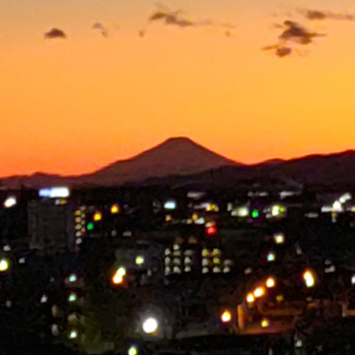 eterunepom's tweet photo. 今日のではないんですが、冬場はうちの辺りからでもわりとクッキリと富士山が見えます。

#カコジョ
#Appli_de_girl_R
#夕焼けの富士山
#170km https://t.co/qaNzvDHgWH