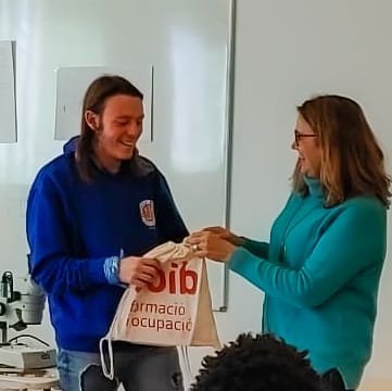 CoopAgroIB's tweet photo. La directora gerent de @CoopAgroIB ha fet lliurament del kit de benvinguda del #SOIB a l'alumnat dels #certificatdeprofessionalitat que estem impartint en el nostre centre.
#SOIBSomPro #SomPro #formacionprofesional #formaciosoib #cooperativas #formacion https://t.co/tB8ehPGi8z