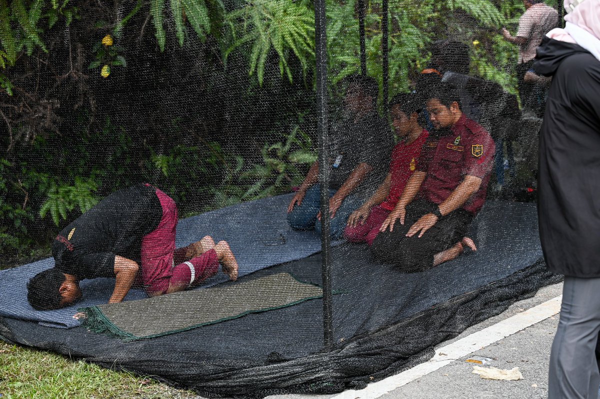 FadzaIshakCNA's tweet photo. Rescue worker taking a break by the roadside near the landslide farm area. #landslide #cna 

https://t.co/o6Q6gWXFRr https://t.co/UMV6iJn6xc