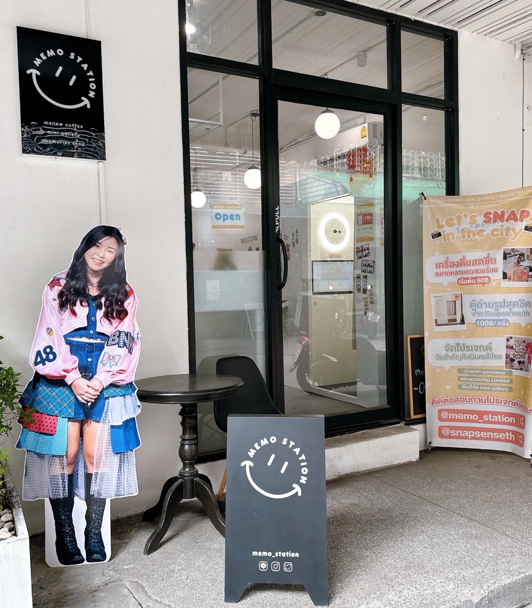 DrawMonkTH's tweet photo. รูปหน้าซอย และหน้าร้านนะคะ ⏳

เข้าซอยมาร้านอยู่ทางซ้ายมือ มีตาหวานยืนยิ้มต้อนรับอยู่หน้าร้านเลยค่ะ

#TarwaanBNK48 #TarwaanIsarapa 
#MemoSnap #InthegoodWAANdays https://t.co/IeGaIjGVXP