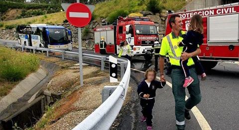 guardiacivil's tweet photo. Si ocurre una emergencia grave es importante que tus hijos confíen en nosotros. Un comentario del tipo "si te portas mal te llevará el guardia" no ayudará mucho en caso de una incidencia ¿No crees?
#ServiryProteger también en #Navidad https://t.co/yUURuqejfJ