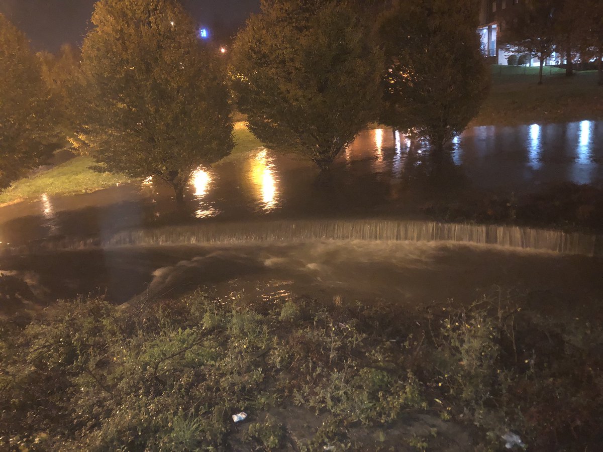Abrahambimeda's tweet photo. @tiempodejavimo Buenos días javimo, aquí tienes la consecuencia de las lluvias de ayer en Gijón, esto es la calle de Les Cigarreres……. https://t.co/x6hid7D6nE