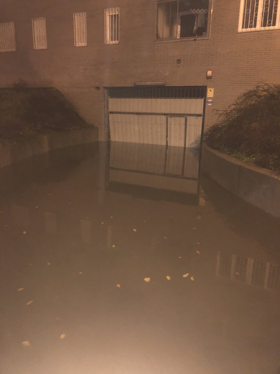Abrahambimeda's tweet photo. @tiempodejavimo Buenos días javimo, aquí tienes la consecuencia de las lluvias de ayer en Gijón, esto es la calle de Les Cigarreres……. https://t.co/x6hid7D6nE