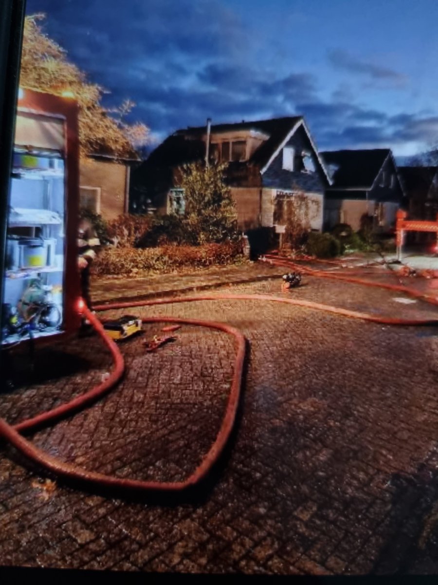 Brand Midlum.
Vanmorgen vroeg kregen wij een melding van een woningbrand aan de Bernhardlaan in Midlum. 
De oorzaak van deze brand is onbekend. Heeft u rond 0550 uur iets gezien of gehoord in de omgeving Bernhardlaan neem dan contact op met de politie op 0900-88 44.