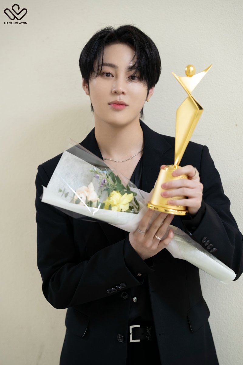 BPM_HSW's tweet image. [#하성운] 📸

하성운 (HA SUNG WOON) 2022 아시아 모델 어워즈 현장 비하인드

🔗cafe.daum.net/BPM.HASUNGWOON…

#HASUNGWOON #2022아시아모델어워즈