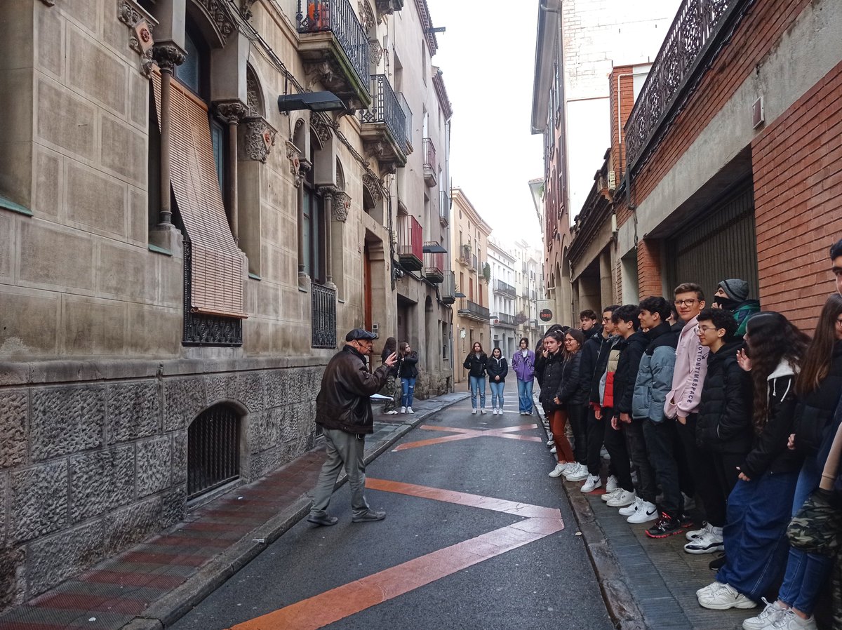 epiaigualada's tweet photo. Els alumnes de 4t d'#ESO han fet una #sortidacultural per @Igualada, han visitat #CalMaco, #CalMonet i #CalRatés, amb l'objectiu de veure com la industrialització d'Igualada va fer canviar la ciutat i la seva gent.
Molt agraïts al David Martínez Farré de @ajigualada https://t.co/DY0tAlyEsV