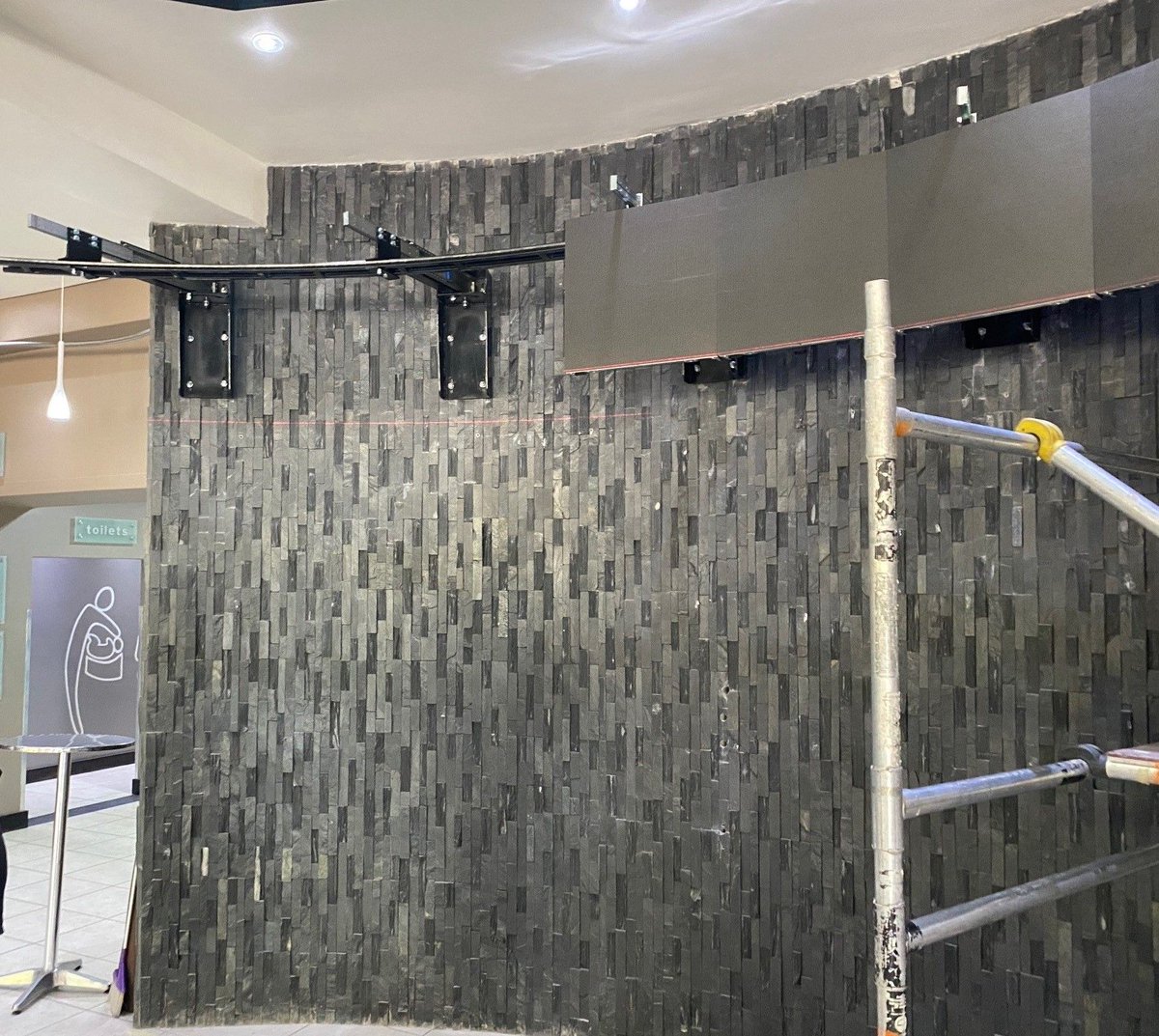 To maintain this giant screen, the technicians used our full-extension RA9 slides.
This installation allows a single man to move the screen forward to take it off the wall and thus ensure safe maintenance.
chambrelan.co.uk