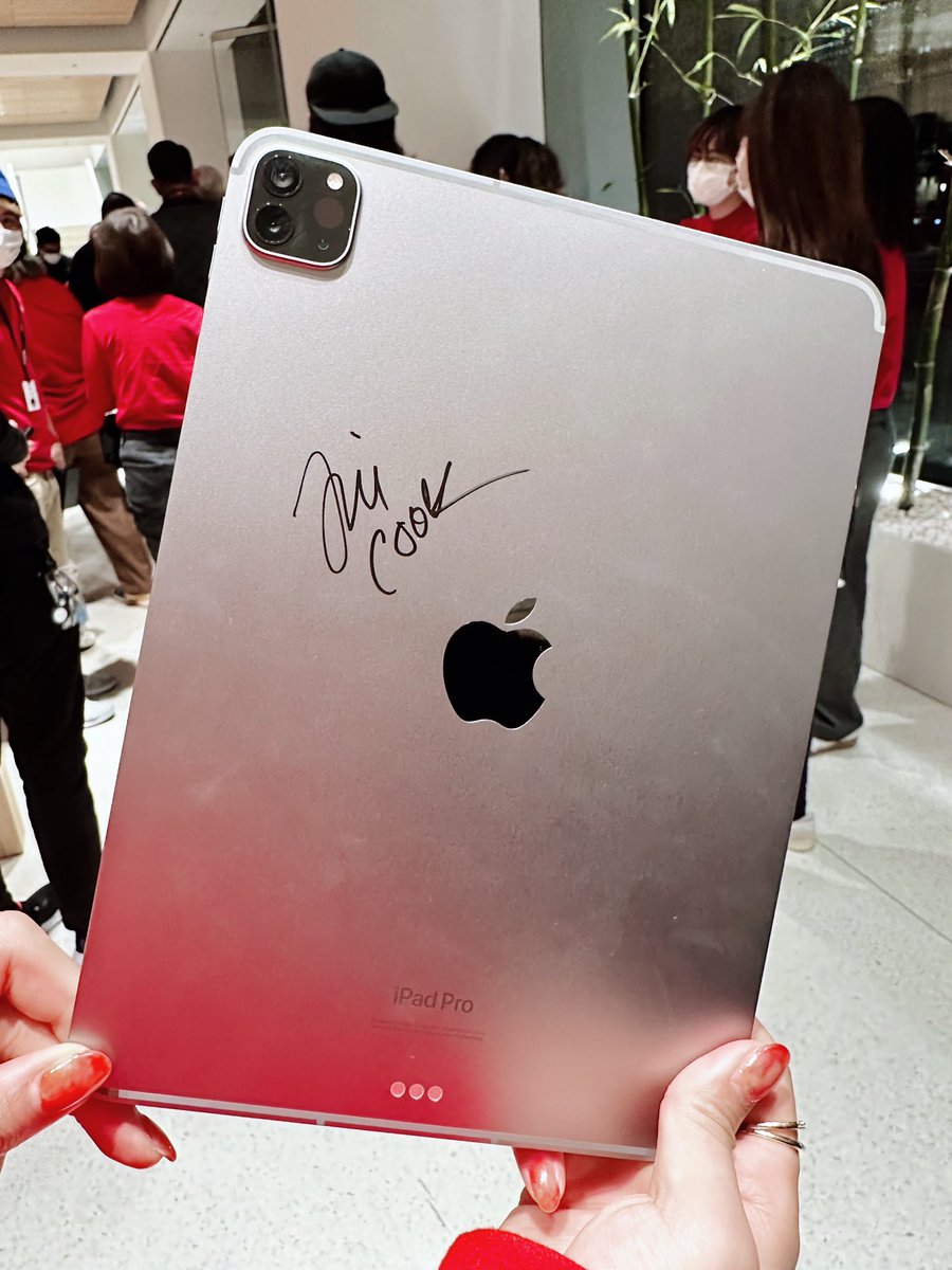 amity_sensei's tweet photo. Tim’s autograph on my iPad!!!

見て！！
ティムクックにiPadにサインしてもらった😭💓 一生の宝物です…。

油性ペンで書いてもらったんだけど、この線 一生消えない方法 誰か教えて泣 
(ニスみたいなのあるのかな？) https://t.co/ZIN720qsQf