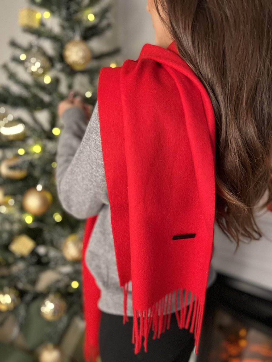 silkandcashmere's tweet photo. Kırmızı Horizon kaşmir yün atkı ile #ilkdokunuştaaşk sizi sarıp sarmalayacak.
#silkandcashmere #silk #cashmere #purecashmere #thegoodcashmerestandard #relovedcashmere #fashion #style #ilkdokunuştaaşk #ipek #kaşmir #aurora #newyear #gift #hediye https://t.co/hkbbIqaMO3