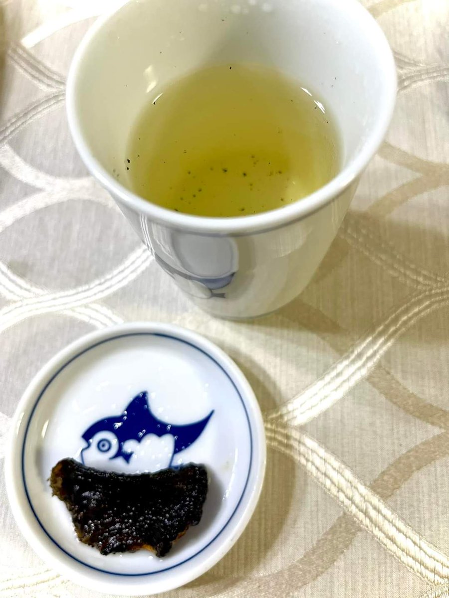 ふぐ～♪
今年もお友達が送ってくれたでし～
早速てっさ、てっぴ、竜田揚げにしたよぉ～
ひれ酒のひれは去年干したもの
今回のひれもまた干してるでしっ🤗
#おいしいものが好き
＃てっぴ撮り忘れたや（笑）