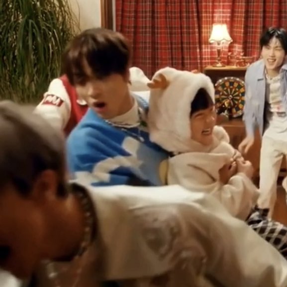 lhcdaily's tweet photo. adorable haechan carrying the kid in the music video 🥺 https://t.co/fAa88rdxZZ