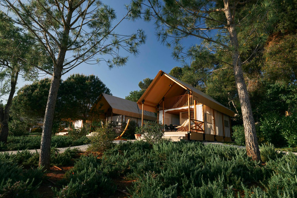 Sometimes to be surrounded by #nature is all you need💚 
Arena One Glamping Resort🔻

🔹 bit.ly/3uPuISq

#adriahome #adriaglamping #adriaholidays #glamping #glampingents #outdoor #glampinglovers #croatia #pula #croatiafulloflife #hrvaska #hrvatska