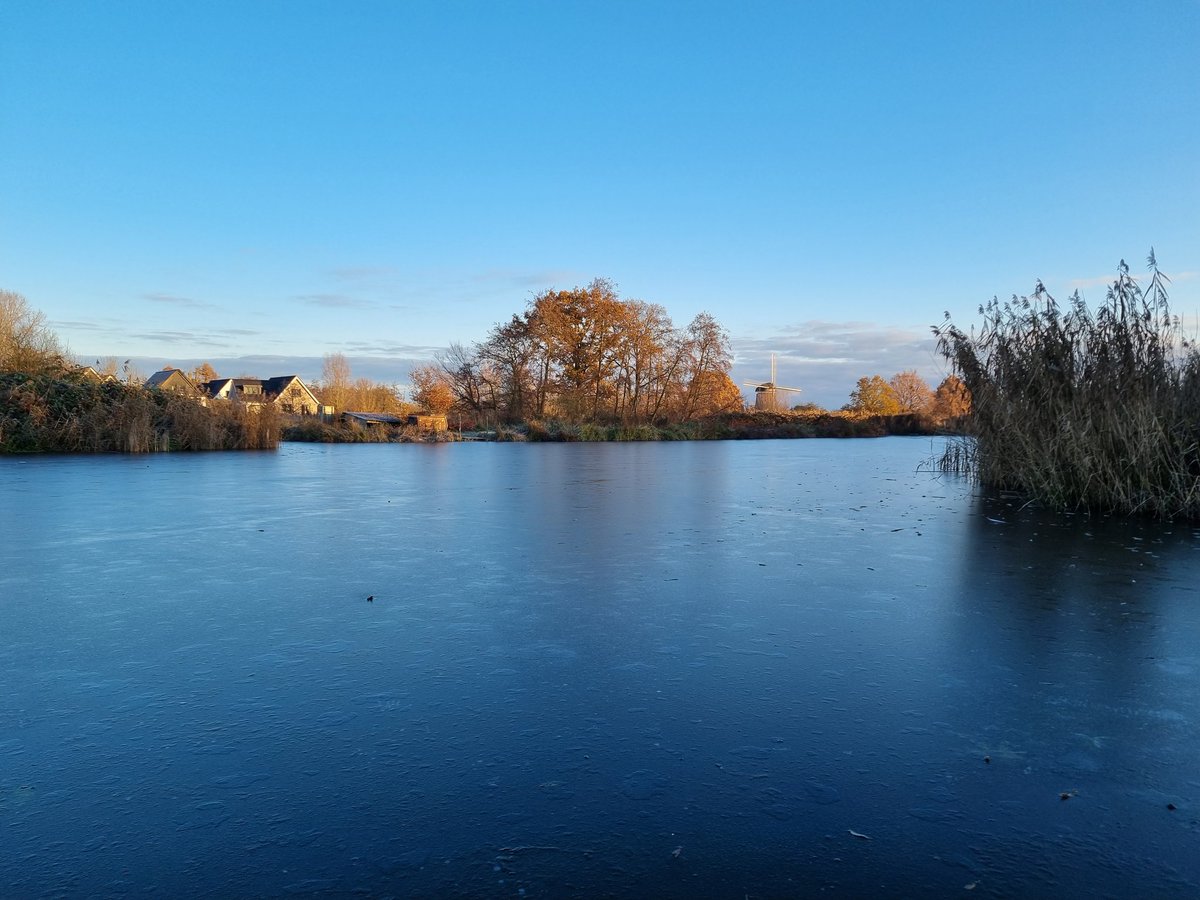 Wij zijn als IJsclub al enige tijd voorzien van goede kwaliteit ijs om te kunnen schaatsen 👉 Nederhorst on Ice. 

Het ijs op onze buitenijsbaan is helaas nog niet op de helft van de benodigde dikte om open te kunnen.
