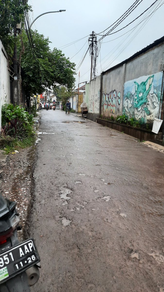 sebenernyabaik's tweet photo. min sepanjang jalan kebon gedang menuju gatsu banyak banget jalan yang berlubang. cukup dalem juga. mohon diperbaiki ya miin
@DSDABMKotaBdg https://t.co/4sLWGsqaU5