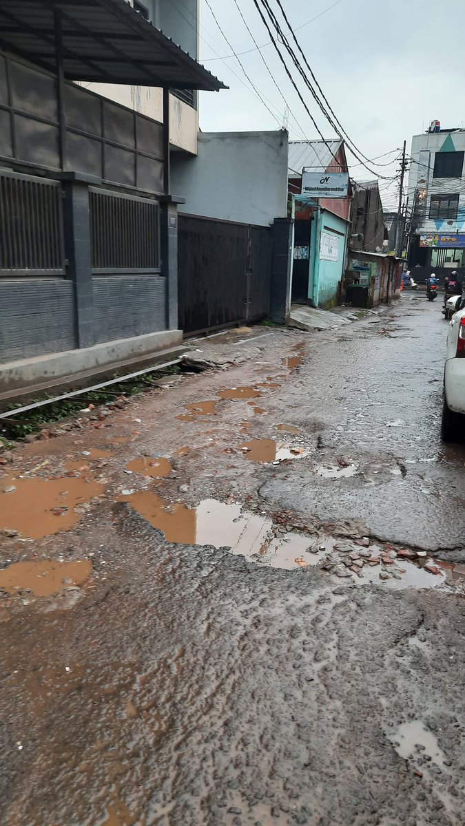 sebenernyabaik's tweet photo. min sepanjang jalan kebon gedang menuju gatsu banyak banget jalan yang berlubang. cukup dalem juga. mohon diperbaiki ya miin
@DSDABMKotaBdg https://t.co/4sLWGsqaU5