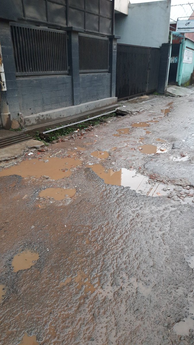 sebenernyabaik's tweet photo. min sepanjang jalan kebon gedang menuju gatsu banyak banget jalan yang berlubang. cukup dalem juga. mohon diperbaiki ya miin
@DSDABMKotaBdg https://t.co/4sLWGsqaU5