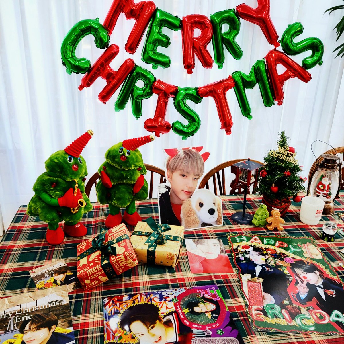 _myunda0's tweet photo. 🎄𝑯𝑨𝑷𝑷𝒀 𝑬𝑹𝑰𝑪 𝑫𝑨𝒀🎄
르와지르 플라워샵🌹가서 미리 영재 생일을 축하했어요♡♡ 내부가 너무 예쁘게 꾸며있어서 들어가자마자 감탄을..! 꽃도 정말 예뻐서 행복한 시간 보냈답니다아✨️🤍 열심히 준비하신게 너무나 느껴져서 제가 다 감사하구 감동이었어요!♡

#영재의_스물세번째_겨울 https://t.co/dJRidHeFtZ