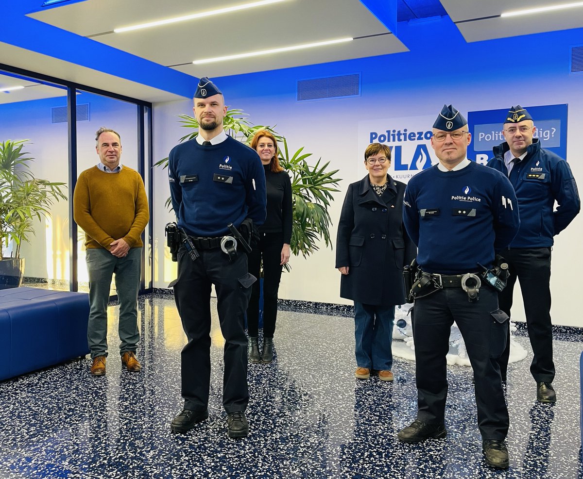 pzvlas's tweet photo. 📣Welkom Tim en Thierry bij #TeamVLAS❗ Zij legden als nieuwe #pzvlas collega's zonet de eed af voor het politiecollege en gaan aan de slag in de Interventieteams 👮👊 👮♂️ https://t.co/5pwUAwXGmU