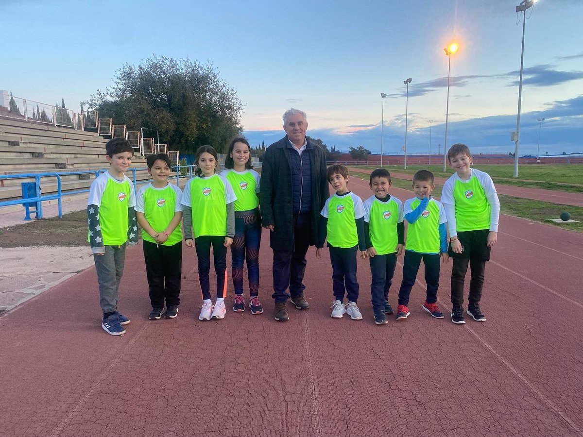 El regidor d’esports <a href="/vicenteaparisi/">vicente Aparisi Juan</a> va realitzar una visita a les Escoles Esportives Municipals per a continuar repartint els equipaments esportius a totes les persones participants. 

#AjuntamentBorriana
#AyuntamientoBurriana
Burriana.es
sme.burriana.es