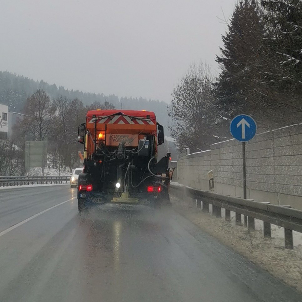 W3N_LYCO5's tweet photo. I felt safe driving behind that guy... ๐๐
#tgif #itsfriyay
#thankgoditisastreufahrzeug #germanwinterdienst #sillyhashtags https://t.co/Q1gFuJFVOp