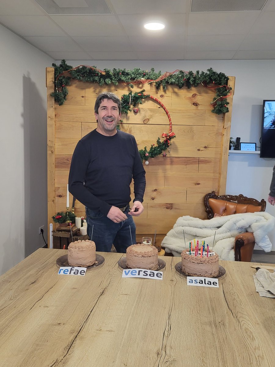 LionnetonStessy's tweet image. Lendemain d'AGE de @Libriciel_SCOP, c'est l'occasion de réunir tout le monde pour fêter les 12 ans d'asalae avec nos gâteaux faits maison 💙💙 (Il manquait 1 dev et 2 archivistes mais on pense fort à eux!)