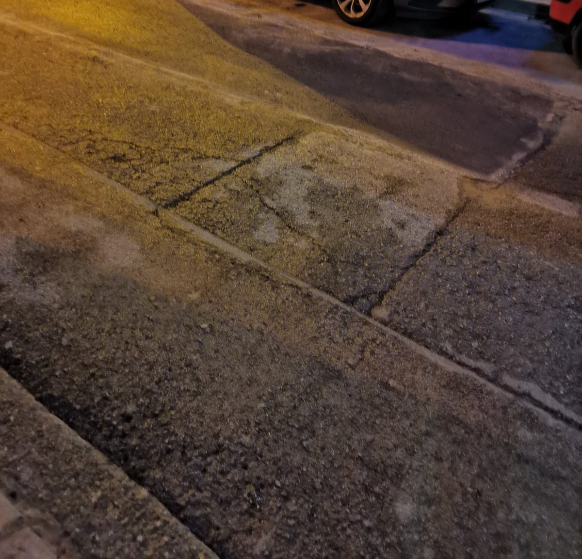Nikatdk's tweet photo. @AjSantBoi bon dia, em sembla una mica fort que renoveu les calçades només amb pegats. Aquesta setmana heu "renovat" la cruïlla del carrer Abat Escarré amb Ramon Estruch resultat a la foto, de veritat calia aquest nyap, en comptes d'asfaltar tot el carrer que ja li cal? https://t.co/rzS4gDsX4Q