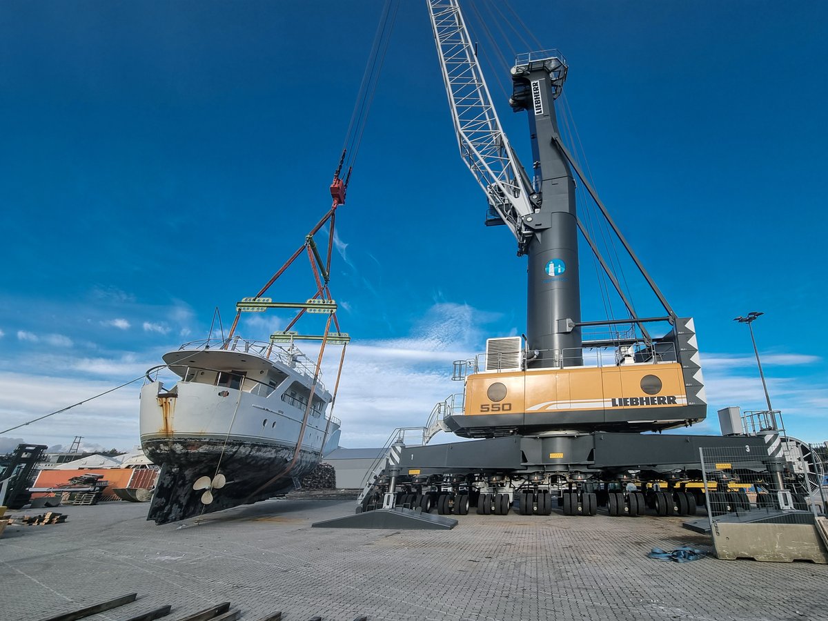 LH_Maritime's tweet photo. The new #LHM550 mobile harbour crane of our customer Arendal Havn is showing its best side in the first weeks of operation. The crane's application ranges from general cargo and bulk handling to heavy-duty handling of up to 144 tonnes.
#liebherr #mobileharbourcrane #arendalhavn https://t.co/xZ6U3mQApD